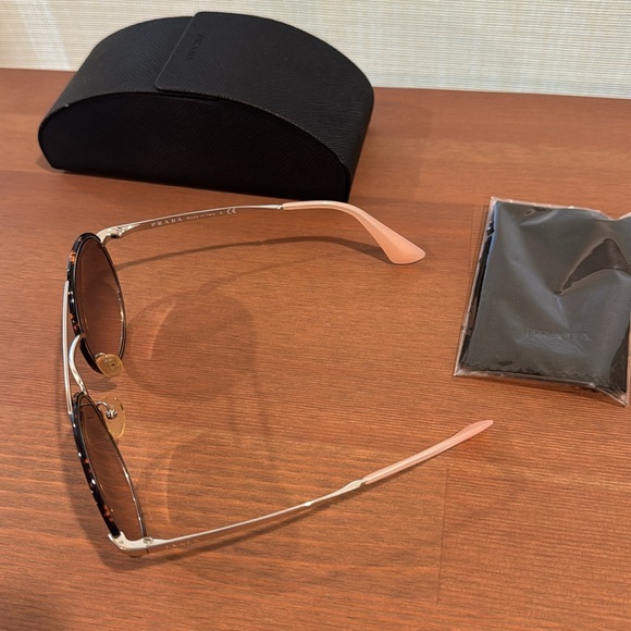 Prada sunglasses - Picture 2 of 8